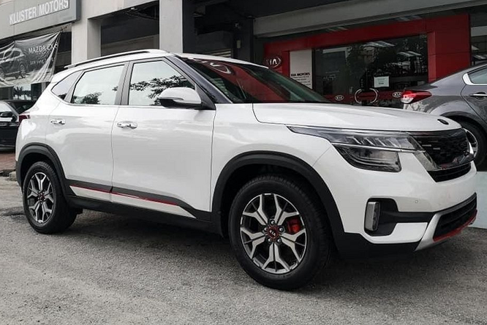 Kia Seltos 2021 mới ra mắt tại Malaysia hồi đầu năm nay nhưng cho tới thời điểm hiện tại, mẫu crossover hạng B này vẫn chưa được mở bán do ảnh hưởng của đại dịch Covid-19 trên toàn cầu. Nếu như ở Việt Nam, Kia Seltos được bán ra với 6 phiên bản thì tại Malaysia, Seltos chỉ được bán ra với 2 phiên bản, bao gồm bản EX tiêu chuẩn và bản GT-line cao cấp nhất.