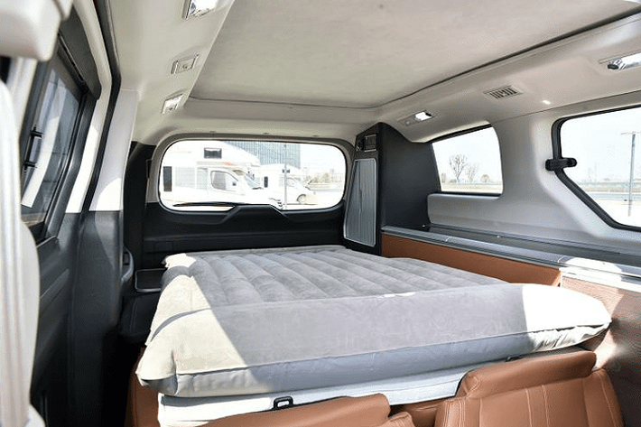 Các công ty đã không ngừng vận chuyển những chiếc RV to lớn từ Mỹ, và những công ty nội địa khác thì bắt đầu cho ra đời những chiếc xe to lớn hơn ở Trung Quốc. Tuy nhiên sau này, chính phủ bản địa đã can thiệp và khiến doanh số sụt giảm nhanh chóng.
