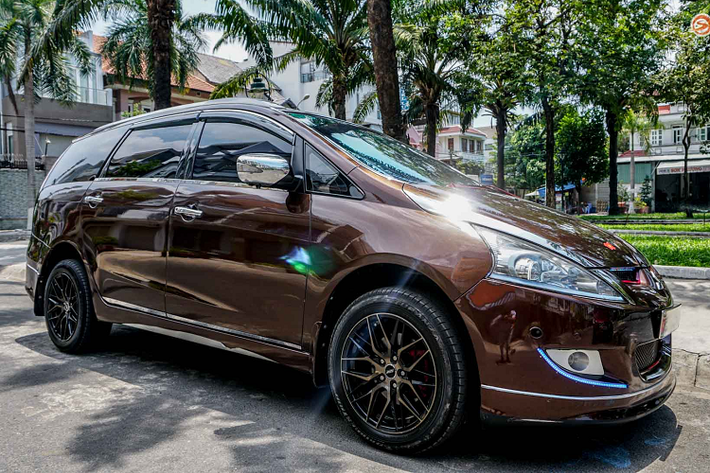 Chủ nhân chiếc xe Mitsubishi Grandis 7 chỗ trong bài là anh Trần Chí Kiên, hiện đang giữ vai trò là Hội trưởng Hội GVC-Grandis Vietnam Club. Nhắc tới bác Kiên, những thành viên khác trong hội không ai là không biết đến chiếc Grandis màu “sô- cô-la” độc nhất Việt Nam này.