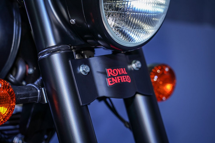 Được biết, bộ màu này được Royal Enfield mang lên phiên bản đặc biệt của mẫu Classic 500 nhằm tôn vinh vẻ hoài cổ trường tồn của thương hiệu xe Anh Quốc trong những năm 1950. Được biết phiên bản giới hạn Royal Enfield Classic 500 Stealth Black Edition có số lượng giới hạn chỉ 150 xe.