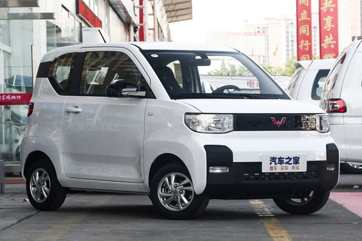 Xe điện Wuling Hongguang MINI EV 2020 mới, được xem là ngầu nhất vừa ra mắt thị trường Trung Quốc tính tới thời điểm này của năm. Nó trông vuông vức đáng yêu, bé nhỏ mà vẫn có 4 ghế, có nội thất giản đơn mà thú vị, sử dụng hệ dẫn động cầu sau và nhất là cực kỳ rẻ tiền.