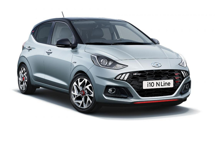 Động cơ của Hyundai i10 N Line 2020 mới có nhiều thay đổi về mặt kỹ thuật và cho hiệu suất cao hơn các bản i10 thông thường. Đó là loại xăng tăng áp 1.0L mạnh 99 mã lực. Nhờ đó, xe mất khoảng 10,5 giây để bứt tốc từ 0-100km/h trước khi đạt tốc độ tối đa 185 km/h. Phiên bản hiệu suất cao sở hữu ngoại hình đậm chất thể thao. Ngoại hình xe được trang bị lưới tản nhiệt "cá nhân hóa" N Line nhấn nhá các chi tiết trang tí màu đỏ bắt mắt, tích hợp dải đèn LED chạy ban ngày tái thiết kế.
