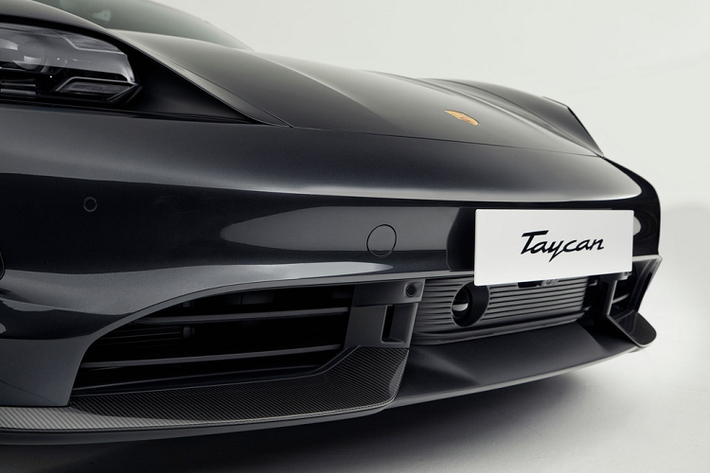 Ra mắt hồi tháng 9/2019, Taycan là mẫu xe đánh dấu bước ngoặt của Porsche khi chính thức bước vào kỷ nguyên xe điện. Tổng thể, kiểu dáng của Taycan ảnh hưởng nhiều bởi dòng xe huyền thoại 911 với mui xe ngắn và thấp, trong khi phần đầu xe có nhiều đường nét mạnh mẽ của Panamera.
