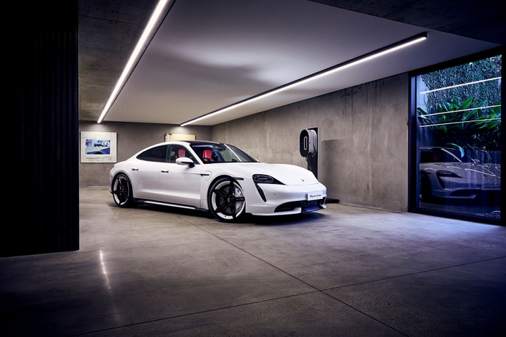 Mẫu xe điện Porsche Taycan vừa cập bến thị trường Australia, khá lâu sau châu Âu và Mỹ. Tương tự các thị trường khác, Taycan được phân phối tại Australia với các phiên bản 4S, Turbo và Turbo S.