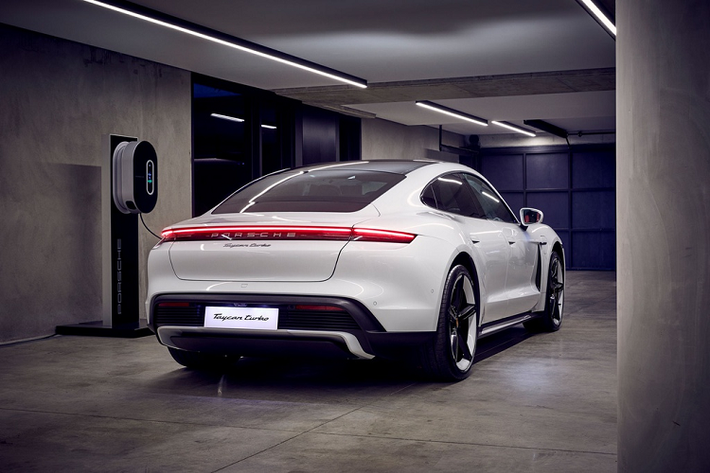 Phiên bản Porsche Taycan 4S mới được trang bị gói pin 79,2 kWh và 2 động cơ điện sản sinh công suất 429 mã lực và mô-men xoắn 640 Nm.