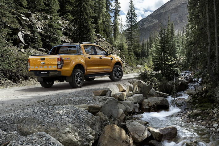 Ranger Limited 2020 được trang bị động cơ tăng áp diesel 2.0L sản sinh công suất 180 mã lực, mô-men xoắn 420 Nm, kết hợp cùng với hộp số tự động 10 cấp.
