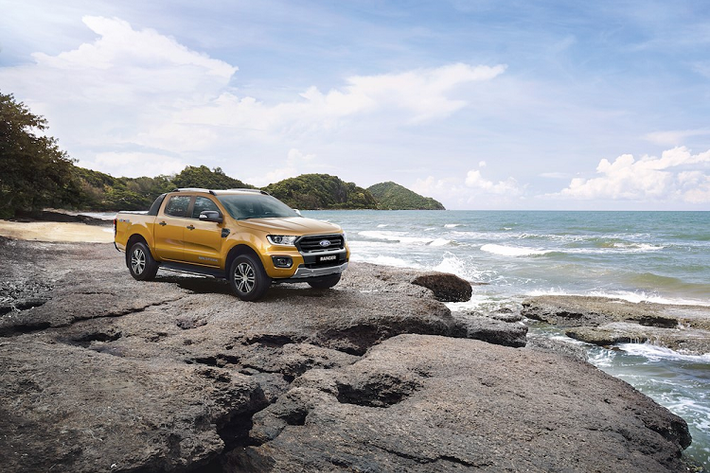 Bên cạnh đó, Ford cũng giới thiệu phiên bản Ranger Limited 2020 nhân kỷ niệm 25 năm có mặt tại thị trường Việt Nam. Với mức giá 799 triệu đồng, Ford Ranger Limited 2020 dành cho khách hàng thực tế, cần một chiếc xe mạnh mẽ mà giá cả tương đối dễ chịu. Ford trang bị cho Ranger Limited 2020 bộ mâm đúc thể thao 18 inch tương tự bản Wildtrak. Hệ thống đèn trước hoàn toàn bằng LED giúp cải thiện hiệu quả chiếu sáng.
