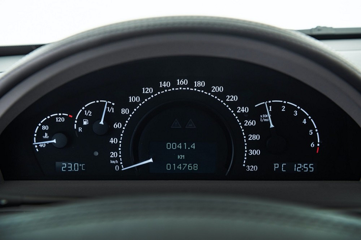 Tất nhiên, ngoài động cơ, hãng độ Brabus còn bổ sung trang bị cho chiếc Maybach 57S. Cụ thể, xe được trang bị bộ vành hợp kim Brabus Monoblock VI với đường kính 21 inch, nằm trong lốp Dunlop có kích thước 275/40 R 21 trước và 315/35 R 21 sau. Thêm vào đó là mô-đun hạ thấp gầm dành cho hệ thống treo Airmatic nhằm mang đến thiết kế khí động lực học hơn cho xe.