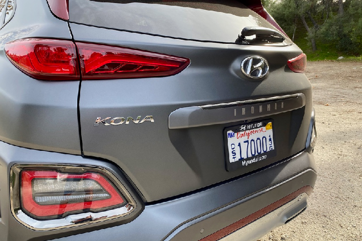 Hyundai Kona phiên bản đặc biệt được trang bị động cơ 4 xy-lanh tăng áp 1.6L, sản sinh công suất 175 mã lực và mô-men xoắn cực đại 264 Nm. Xe được trang bị hộp số ly hợp kép 7 tốc độ.