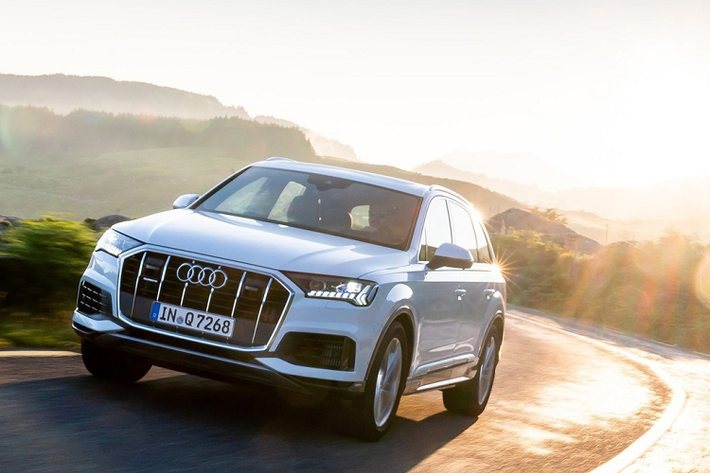 Audi Q7 2020 có kích thước tổng thể dài x rộng x cao lần lượt là 5.063 x 1.970 x 1.741 (mm). Chiều dài trục cơ sở đạt 2.994 mm. So với phiên bản trước, Q7 facelift dài hơn 11 mm trong khi trục cơ sở không đổi.