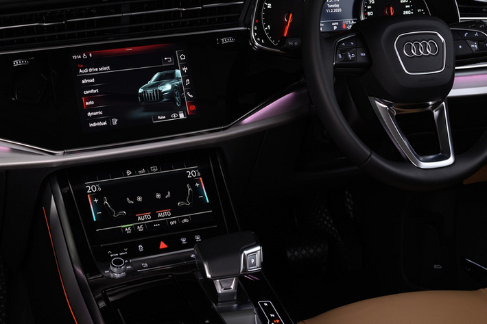 Về an toàn, Audi Q7 2020 có 6 túi khí, hệ thống cân bằng điện tử chủ động, hệ thống kiểm soát lực kéo, phanh ABS kết hợp phân phối lực phanh điện tử, ghế dành riêng cho trẻ em, hỗ trợ dừng xe, cảm biến đỗ xe trước/sau và camera lùi.