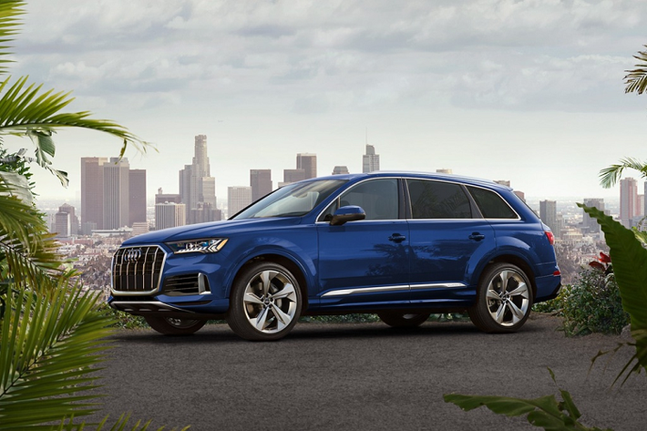 Mẫu xe Audi Q7 2020 phiên bản nâng cấp giữa vòng đời vừa được phân phối tại Thái Lan. Chiếc SUV hạng sang này có 2 phiên bản: 45 TDI Quattro (148.660 USD - khoảng 4,32 tỷ đồng) và 45 TDI Quattro S-line (162.450 USD - tương đương 3,76 tỷ đồng).