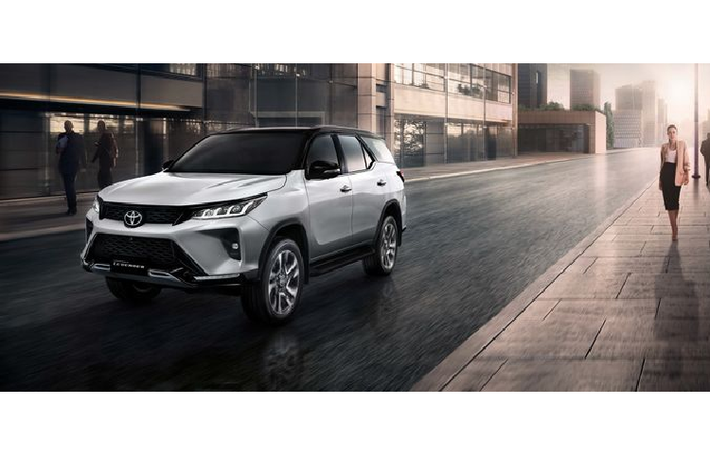 Tại Thái Lan, sau khi giá xe Toyota Fortuner 2021 sẽ được mở bán với mức dao động từ 1,56 - 1,84 triệu baht (khoảng 1,147 - 1,349 tỷ đồng). Nếu sớm được đưa về Việt Nam, Toyota Fortuner 2021 hứa hẹn sẽ "khuấy đảo" phân khúc SUV 7 chỗ vốn đã rất sôi động ở nước ta.