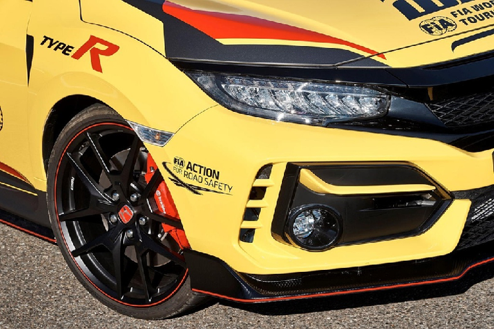 Là Safety Car nên nội thất của xe đã được lược bỏ một số chi tiết, giúp khối lượng xe giảm hơn 45 kg so với Civic Type R GT. Bên dưới nắp ca-pô vẫn là khối động cơ tăng áp VTEC 2.0L quen thuộc, tuy nhiên công suất đã được đẩy lên mức 316 mã lực. Xe có thể tăng tốc 0-100 km/h trong 5,7 giây, đủ đáp ứng được các yêu cầu của một chiếc Safety Car trong giải đua WTCR.