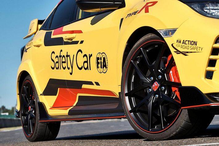 Xe được trang bị bộ mâm hợp kim 5 chấu kép BSB 20 inch, đi kèm là bộ lốp Michelin Pilot Sport Cup 2. Hệ thống phanh trên xe đến từ thương hiệu Brembo.