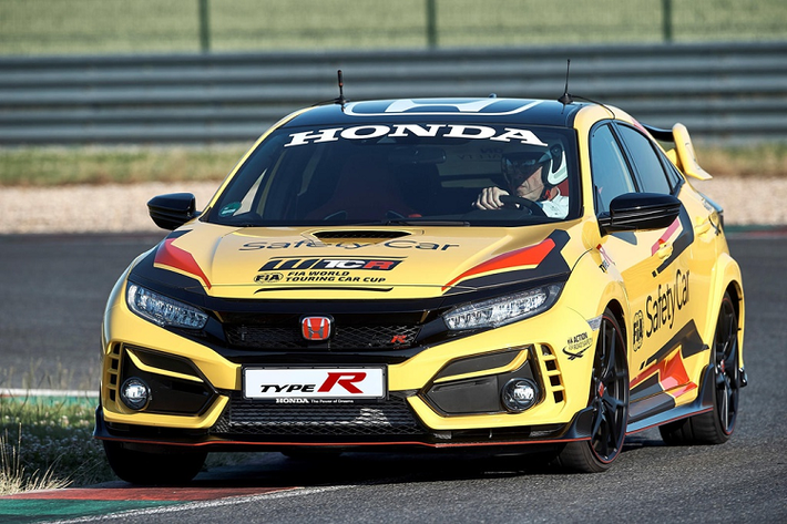 Trong các giải đua xe, Safety Car sẽ xuất hiện khi đường đua khi xảy ra các sự cố hoặc thời tiết diễn biến xấu. Nó sẽ có nhiệm vụ giảm tốc độ của những chiếc xe đua xuống mức tối thiểu nhưng vẫn phải đảm bảo không quá chậm nhằm hạn chế hư hỏng cho động cơ xe đua.