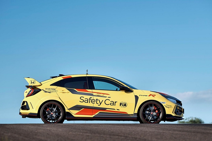 Chiếc Civic Type R bản đua sử dụng làm Xe an toàn nổi bật với ngoại thất màu vàng Sunlight Yellow cùng bộ tem trang trí mang hơi hướm thể thao.