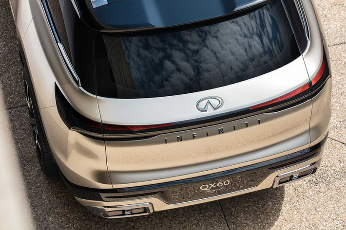 Không chỉ trụ xe và cửa kính, các bộ phận trên đường beltline của Infiniti QX60 Monograph đều được sơn đen bóng, bao gồm gương chiếu hậu hay nóc xe. Sự thay đổi này giúp QX60 trở nên hiện đại, trẻ trung hơn đáng kể.
