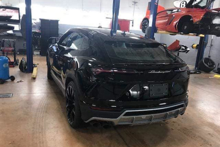 Lực hãm của khối động cơ V8 trên Lamborghini Urus đến từ cặp phanh bằng carbon-ceramic có kích thước 440 mm ở phía trước và 370 mm ở phía sau. Urus chính là chiếc xe có hệ thống phanh đĩa lớn nhất thế giới tính đến thời điểm hiện nay. Ngoài ra, đây cũng là chiếc xe Lamborghini hiếm hoi có khoang hành lý "hào phóng" khi có sức chứa 616 lít, khi gập 2 hàng ghế sau lại, sức chứa này có thể lên đến 1.596 lít.