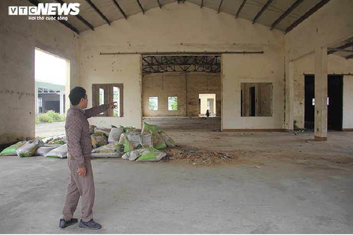 Cũng kể từ đó, với tổng diện tích gần 2.500m2 mặt bằng, 3 dãy nhà xưởng lớn để sản xuất đồ gỗ ngày nào bị biến thành những khung nhà tan hoang, xuống cấp bởi nhiều kẻ đã đến đây hủy hoại. Biết bao tài sản, máy móc bị tẩu tán hết, giờ chỉ còn là những khu nhà xưởng trơ khung.