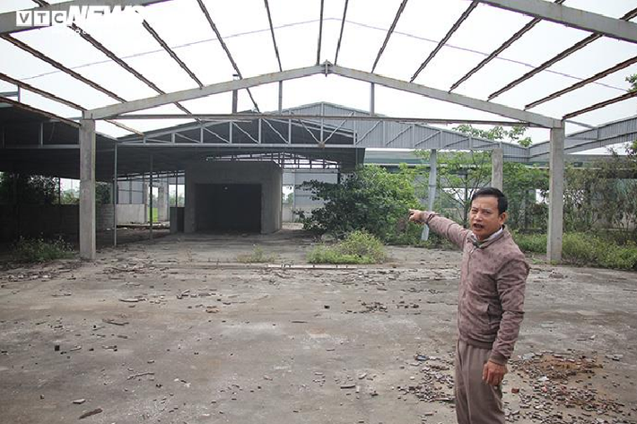 Chỉ cho chúng tôi những bức tường đổ nát, những bộ bàn ghế nằm trơ nhiều năm trên nền gạch, ông Nhàn xót xa bảo, trước khi ông cùng người anh em rời đi, toàn bộ tài sản của doanh nghiệp như máy móc, gỗ, hàng hóa hoàn thiện và chưa hoàn thiện, tài liệu, két sắt, ti vi… vẫn còn nguyên vẹn.