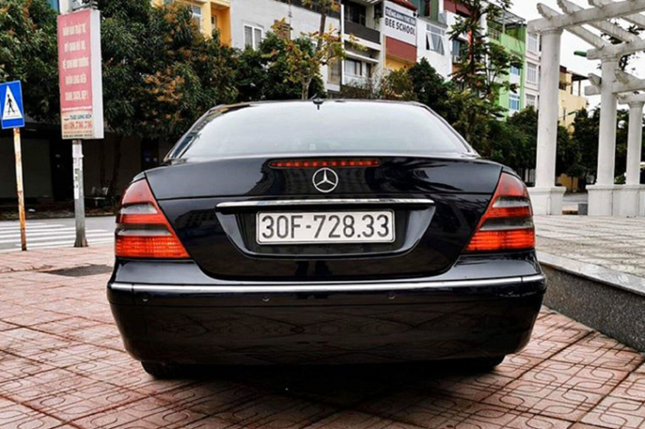 Sức mạnh được truyền xuống cầu sau (RWD) thông qua hộp số tự động 6 cấp (6AT). Mercedes-Benz E220 còn là chiếc xe an toàn khi sở hữu 6 túi khí, loạt phanh ABS, BA, SBC.