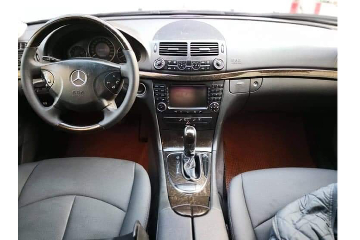 Với mức giá này, chiếc E-Class đời cũ này rất đáng mua đối với những khách hàng thích chơi xe sang đời cũ, hàng độc với chi phí đầu tư thấp và hiệu quả tiết kiệm nhiên liệu sử dụng cao trong đô thị.