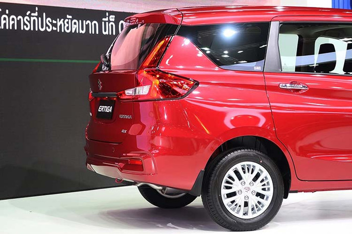 Nguyên nhân là do các nâng cấp tập trung chủ yếu ở bản GLX. Theo chia sẻ của tư vấn bán hàng, thiết kế tổng thể nội/ngoại thất của Suzuki Ertiga 2020 sẽ không thay đổi nhưng bản GLX nay sẽ được trang bị mâm hợp kim mới phối 2 tông màu tương phản thể thao giống với phiên bản Sport của mẫu xe này tại thị trường Ấn Độ.