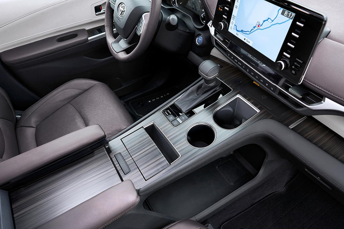 Toyota Sienna 2021 có cấu hình Super Long Slide với phần ghế thương gia siêu thoải mái ở hàng ghế thứ 2. Hàng ghế này có thể trượt 635 mm để cung cấp một khoảng để chân rộng rãi và không gian thoáng đạt cho người ngồi. Hàng ghế này còn có thể trang bị đệm chân để gia tăng sự thoải mái.