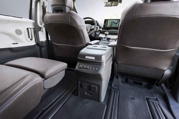 Sienna 2021 sẽ được trang bị hệ động cơ Toyota Hybrid System II độc quyền, cho công suất 243 mã lực và mức tiêu hao nhiên liệu 7.1 l/100 km. Hệ động cơ hybrid này là sự kết hợp giữa động cơ xăng 4 xylanh 2.5 L và 2 mô tơ điện (có thể được sạc tự động khi xe chạy). Mẫu minivan này cũng có 4 chế độ lái là EV, Normal, Eco và Sport.