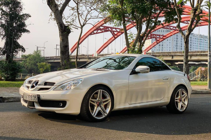 Hiện tại, dòng xe SLK đã bước sang thế hệ thứ 3 và được đổi tên thành SLC để phù hợp tên gọi mới trong dải sản phẩm đa dạng của thương hiệu Mercedes-Benz. Giá xe Mercedes-Benz SLK 350 trong bài viết này đang được chủ nhân chào bán ở mức 888 triệu đồng.