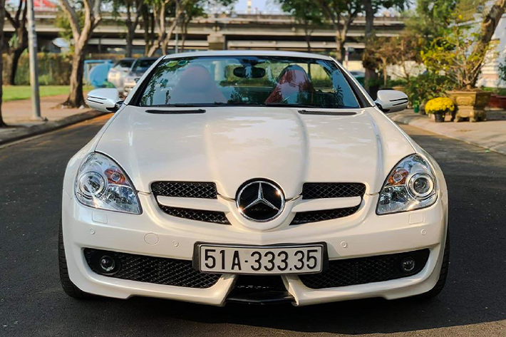 Mercedes-Benz SLK350 đời 2009 có thể xem là lựa chọn dành cho các bạn trẻ, hay các chị em đang cần một chiếc xe mui trần cá tính thương hiệu sang chảnh với chi phí mua xe dưới 1 tỷ đồng. Ngoài ra, các mẫu SLK đời cũ này cũng là gợi ý dành cho những ai có nhu cầu mua về để làm dịch vụ xe hoa.
