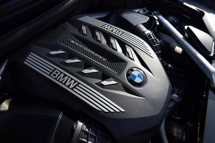 Khả năng cao, BMW X6 thế hệ mới sắp tới sẽ được phân phối tại Việt Nam phiên bản: sDrive40i và xDrive40i. Cả hai phiên bản “40i” này sử dụng động cơ 6cyl thẳng hàng dung tích 3.0L tăng áp cho công suất tối đa 335 mã lực và mô men xoắn cực đại đạt 447Nm. Làm so sánh, X6 “40i” mạnh hơn khoảng 33hp + 47 Nm so với thế hệ cũ.