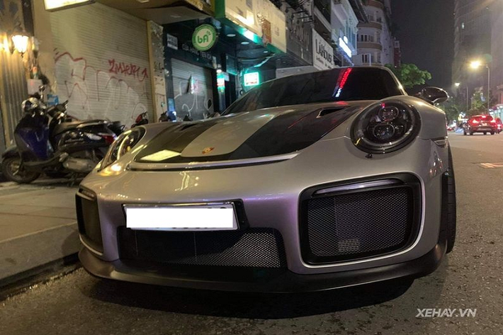 Gói Weissach Package bao gồm rất nhiều bộ phận làm bằng sợi carbon như các thanh chống lật phía trước, các khớp nối, vỏ gương chiếu hậu, cánh gió khí động học, hai hốc hút gió bên hông, đặc biệt còn có thêm hai dải carbon kéo dài từ nóc xe xuống nắp ca-pô. Nhờ nâng cấp này mà 911 GT2 RS Weissach nhẹ hơn 30kg so với bản tiêu chuẩn.