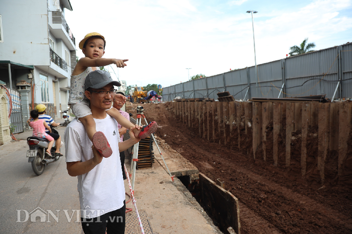 Anh Xuân Phương (Từ Hoa, Hà Nội) cho biết anh hoàn toàn đồng tình với dự án của thành phố. "Tuy nhiên, tôi cũng mong sau khi dự án hoàn thành, con đường gốm sứ sẽ được xây lại một cách hợp lý hơn, đẹp hơn", anh Phương nói.