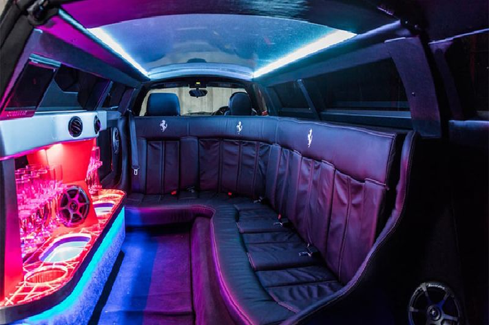 Vì Ferrari 360 Modena có khung và thân bằng nhôm hoàn toàn nên phần mở rộng khung (để biến hóa thành xe limo) cũng được sản xuất bằng nhôm. Trong khi đó, phần mái mở rộng, các tấm ốp bên và những cánh cửa cánh chim phía sau được làm từ sợi thủy tinh nhằm tối giản sự gia tăng trọng lượng của chiếc limo siêu dài này.