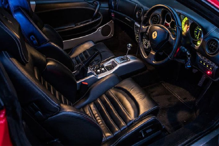 Điều đặc biệt là, dù được dài thêm rất nhiều, chiếc Ferrari 360 Modena này vẫn duy trì động cơ V8 hút khí tự nhiên 3.6L 400 mã lực nhưng hộp số đã được thay bằng loại của Subaru Liberty GT.