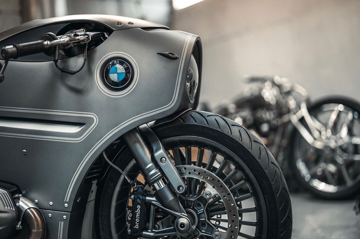 Với chuyên môn gia công và tạo hình kim loại, Ziller Garage đã tạo ra một bộ cánh bằng nhôm hoàn toàn mới và độc đáo, mang đến phong cách và cảm giác vừa hoài cổ vừa hiện đại cùng sự độc đáo cho BMW R nineT độ.