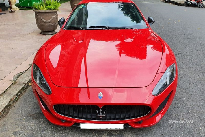 Đặc biệt, ở lần "tái xuất" này, Maserati GranTurismo Sport màu độc này đã được "thay chân" bằng bộ mâm 5 chấu kép 20 inch sơn vàng Gold nổi bật, thay vì sơn đen nguyên bản.