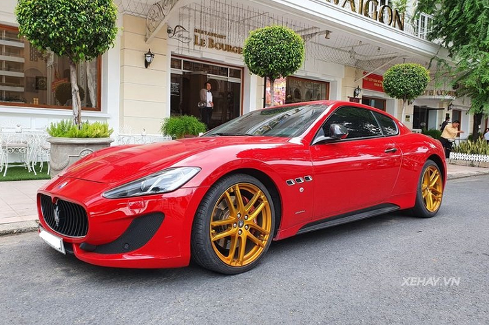 Ngoài màu sơn rực rỡ, chiếc xe sang thể thao Maserati GranTurismo tại Việt Nam còn thu hút sự chú ý của người qua đường với thiết kế thể thao và lịch lãm, toát lên vẻ đẹp mỹ miều của một chiếc coupe thể thao cường tráng đậm nét Maserati.