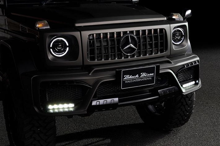 Chưa hết, Mercedes-Benz G-Class cũng được bổ sung cản trước mới tích hợp các khe hút gió lớn hơn cùng đèn LED phụ trợ, trong khi đó, cản sau cũng được làm mới đi kèm với bộ khuếch tán hầm hố hơn.