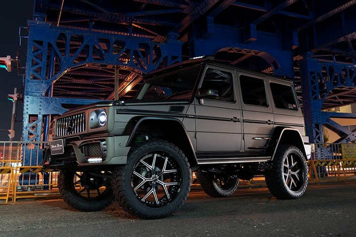 Để tăng tầm nhìn vào ban đêm cho lái xe, Wald đã gắn lên nóc của G-Class cũ một thanh đèn LED, chiếc xe cũng có một cánh lướt gió trên mái và có thể được lắp đặt mui xe có lỗ thông khí để bộ tăng áp dưới mui "dễ thở" hơn.