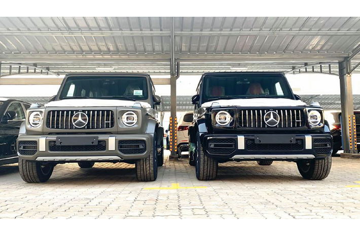Sức mạnh được truyền xuống bốn bánh (4Matic) có khoá vi sai 3 chế độ, sử dụng kết hợp với hộp số tự động 9 cấp (9AT). Nhờ đó, chiếc SUV mang tính biểu tượng này có thể tăng tốc từ 0 – 100km/h chỉ trong vòng 4,5 giây trước khi đạt tốc độ tối đa 220km/h. G63 mới nhập chính hãng trang bị tiêu chuẩn hệ thống treo AMG RIDE CONTROL.