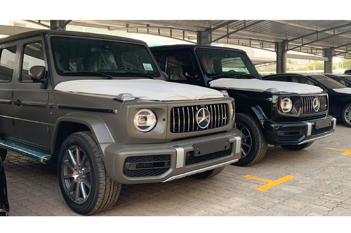 Chiếc Mercedes-AMG G63 2020 mới nhập chính hãng này được chủ nhân lựa chọn màu sơn Xanh Olive đặc biệt có tên gọi “Olive metallic”, màu sơn xanh này rất dễ làm người xem liên tưởng đến màu xanh quân đội.