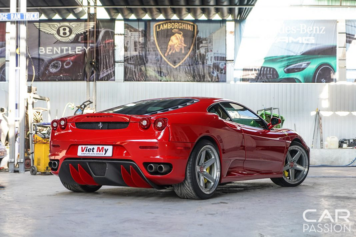 Khoang nội thất của chiếc F430 này mang màu da bò quen thuộc như trên các mẫu Ferrari huyền thoại. Với các chi tiết được thiết kế một cách đầy đủ hơn, hiện đại hơn, khoang nội thất này đem lại một cảm giác thể thao hơn cho người lái. Đồng thời, đây cũng là một trong những chiếc Ferrari đầu tiên được trang bị các nút bấm trên vô lăng, giúp giảm bớt thao tác thừa cho người lái khi cầm lái “con ngựa hoang” này.