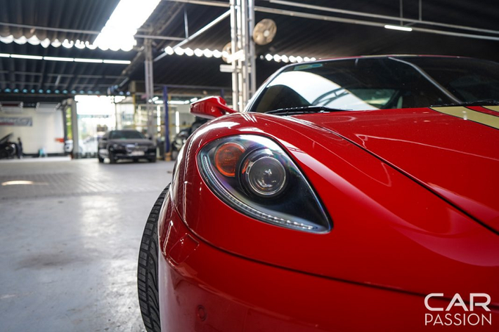 Những chiếc Ferrari với tuổi đời trên 10 năm dần trở thành những chiếc xe đắt giá. Đi kèm với đó chính là tin vui khi thương hiệu Ferrari chính thức mở đại lý sửa chữa tại Việt Nam, những người chơi Ferrari tại Việt Nam lại thêm yên tâm khi những chiếc xe của mình sẽ được “chăm sóc” một cách kỹ lưỡng, cẩn thận.