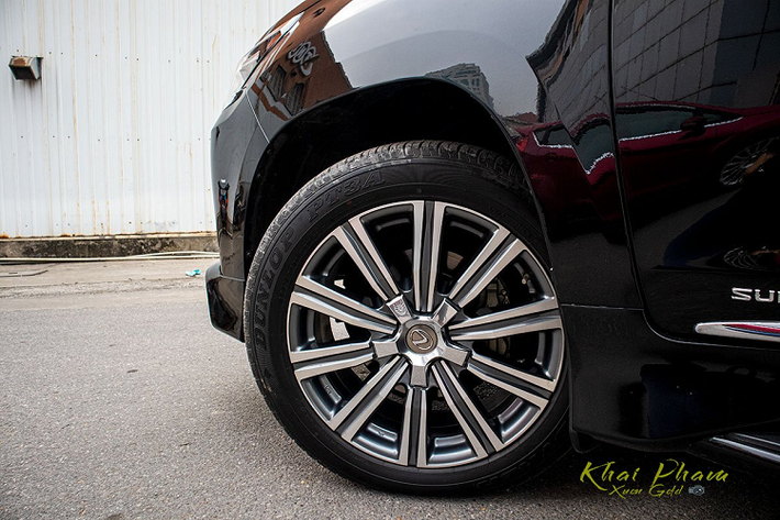 Lexus LX570 Super Sport mới có bộ mâm hợp kim đa chấu kích thước 21 inch, gương chiếu hậu kèm dải xi-nhan, camera lề cùng những tính năng chỉnh/gập điện, sấy gương, chống chói... Mẫu SUV này vẫn có phần tay nắm cửa mạ crom cùng bậc lên/xuống gắn cố định.