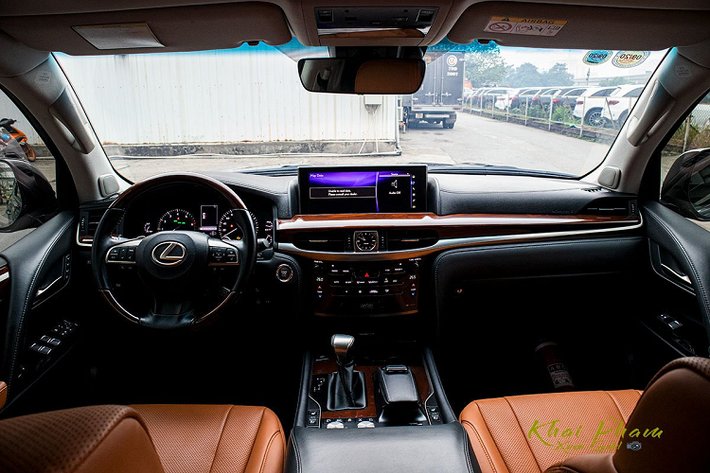 Lexus LX570 Super Sport 2020 có diện mạo thay đổi nhẹ so với những gì bản tiêu chuẩn đã thể hiện trước đó, nhưng nhìn chung xe vẫn đậm chất sang trọng. Lexus LX570 Super Sport vẫn duy trì lưới tản nhiệt con suốt nhưng không còn dạng nan ngang truyền thống mà thay vào đó là nan đan chéo được sơn đen cùng viền mạ crom kéo xuống tận cản trước giúp chiếc xe hầm hố hơn.