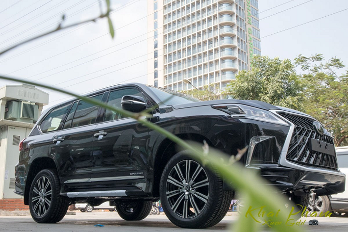 SUV hạng sang Lexus LX570 đã không còn xa lạ với người tiêu dùng Việt Nam, dù xe ở phân khúc ô tô hạng sang nhưng vẫn nhận được sự quan tâm của khách hàng. Đặc biệt, mặc dù mức giá tăng cao từ khi điều chỉnh thuế tiêu thụ đặc biệt với động cơ dung tích lớn nhưng "Chuyên cơ mặt đất" này vẫn là cái tên được nhiều ông chủ lựa chọn.