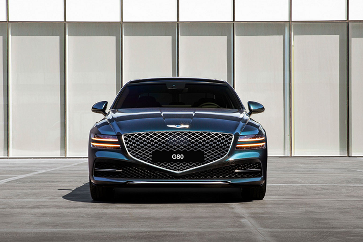 Giá xe Genesis G80 2021 rẻ hơn mẫu xe đời trước hơn 5150 USD (120 triệu đồng). Dù tăng giá, nhưng G80 vẫn rẻ hơn nhiều nếu so với những mẫu xe Đức cùng hạng như E-Class hay 5-Series. Tuy nhiên, chiếc xe lại được nâng cấp toàn diện về ngoại hình và sở hữu những công nghệ hiện đại nhất.
